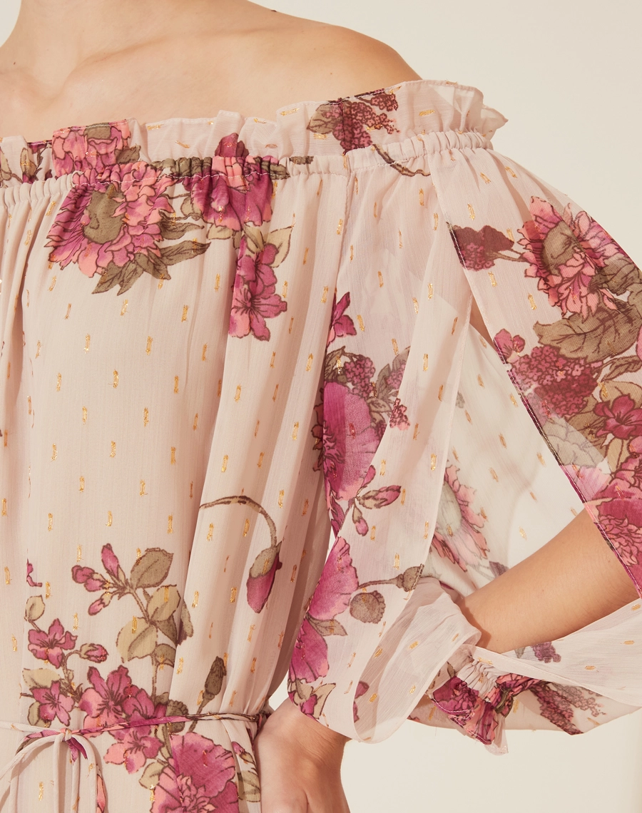 Vestido Longo Betina, confeccionado em tecido de poliéster estampado, tecido leve e fluido. 
Possui decote ombro a ombro com elástico interno, o que proporciona melhor ajuste e conforto e mangas longas com elástico interno o punho para melhor caimento. 
