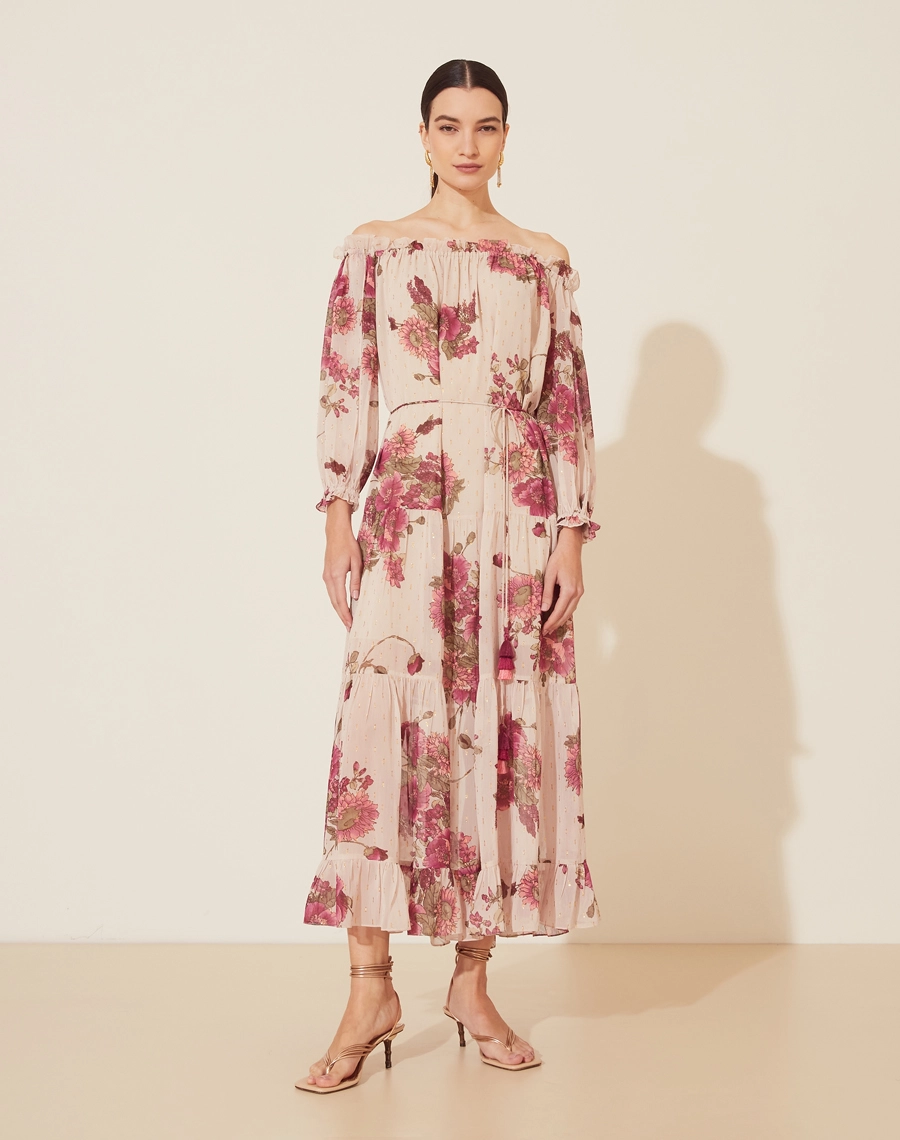 Vestido Longo Betina, confeccionado em tecido de poliéster estampado, tecido leve e fluido. 
Possui decote ombro a ombro com elástico interno, o que proporciona melhor ajuste e conforto e mangas longas com elástico interno o punho para melhor caimento. 
