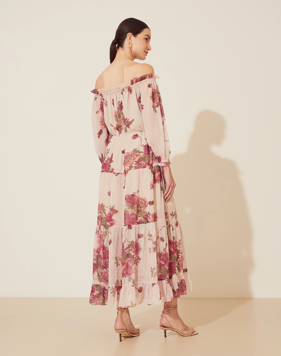 Vestido Longo Betina, confeccionado em tecido de poliéster estampado, tecido leve e fluido. 
Possui decote ombro a ombro com elástico interno, o que proporciona melhor ajuste e conforto e mangas longas com elástico interno o punho para melhor caimento. 
