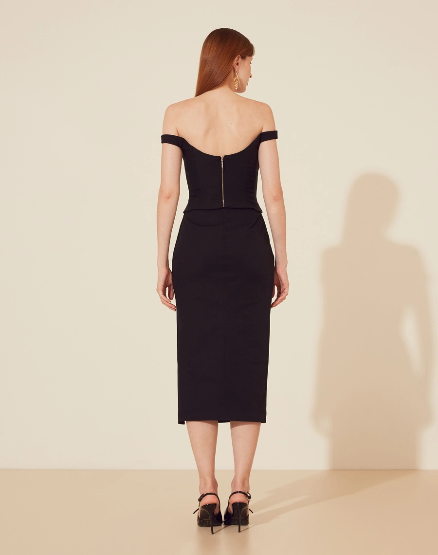 Saia Midi Leona, confeccionada em techno prada. Com modelagem cintura alta e fenda frontal, deixando a peça elegante.