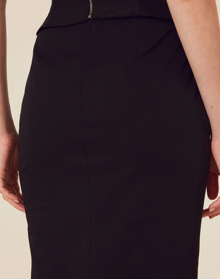 Saia Midi Leona, confeccionada em techno prada. Com modelagem cintura alta e fenda frontal, deixando a peça elegante.