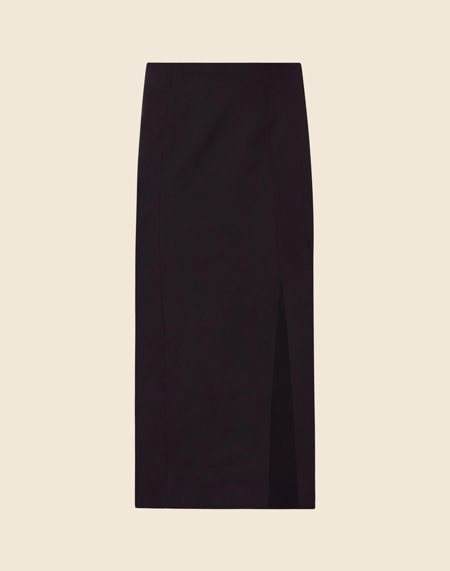 Saia Midi Leona, confeccionada em techno prada. Com modelagem cintura alta e fenda frontal, deixando a peça elegante.