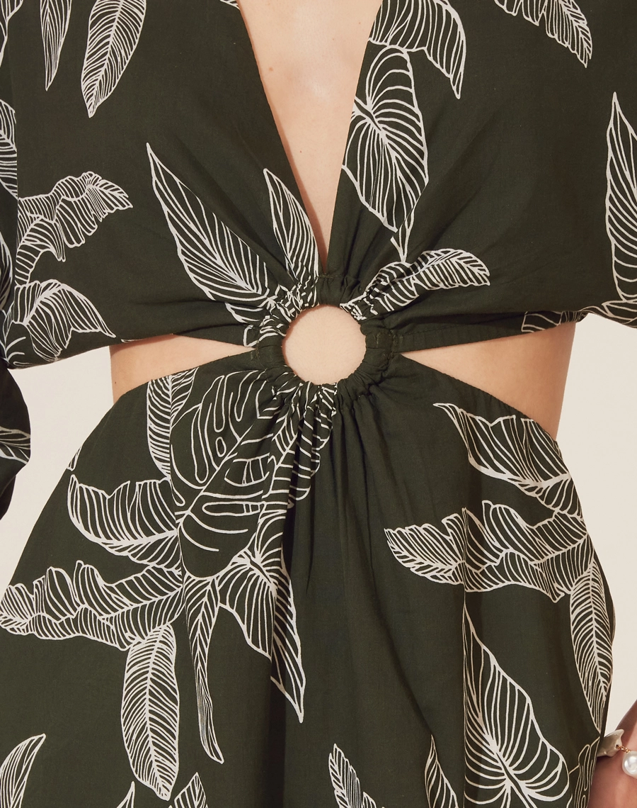 Vestido Midi Jade confeccionado em Silk Voil, tecido leve e transparência sutil, em algodão, conhecido por sua textura suave e delicada.<br/>

