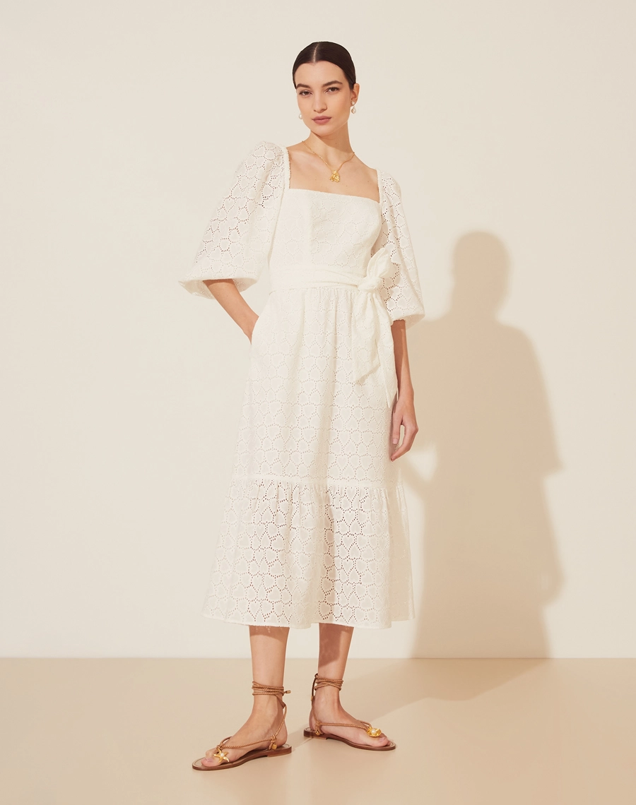 Vestido Midi Surya confeccionado em laise.<br/>
Com decote quadrado frontal e costas, com elástico interno. Possui mangas 3/4 bufantes, com babados e elástico no punho para um melhor caimento. <br/>
