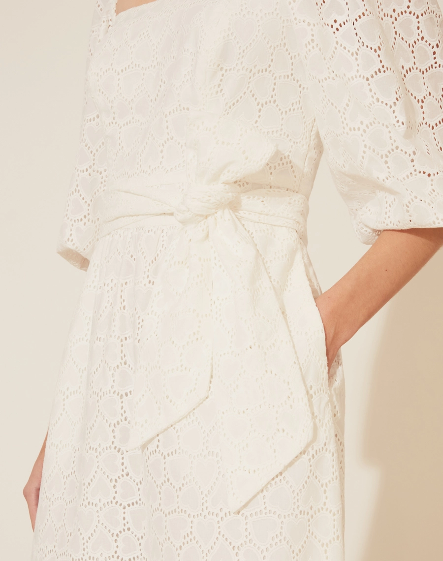 Vestido Midi Surya confeccionado em laise.<br/>
Com decote quadrado frontal e costas, com elástico interno. Possui mangas 3/4 bufantes, com babados e elástico no punho para um melhor caimento. <br/>
