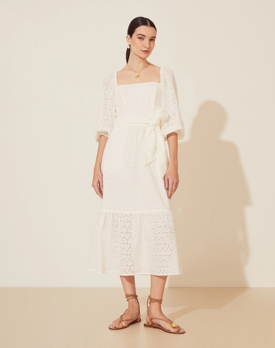 Vestido Midi Surya confeccionado em laise.<br/>
Com decote quadrado frontal e costas, com elástico interno. Possui mangas 3/4 bufantes, com babados e elástico no punho para um melhor caimento. <br/>
