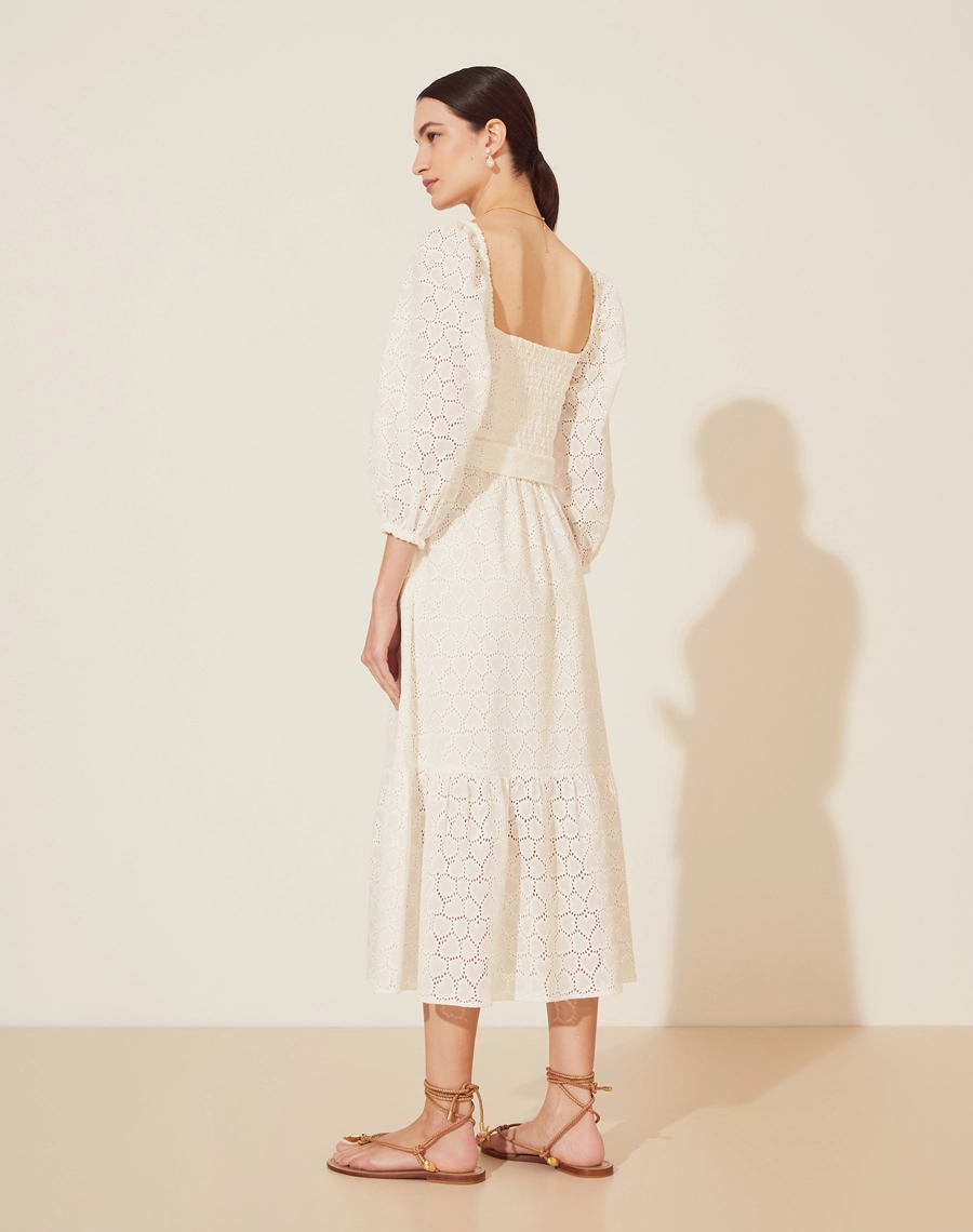Vestido Midi Surya confeccionado em laise.<br/>
Com decote quadrado frontal e costas, com elástico interno. Possui mangas 3/4 bufantes, com babados e elástico no punho para um melhor caimento. <br/>
