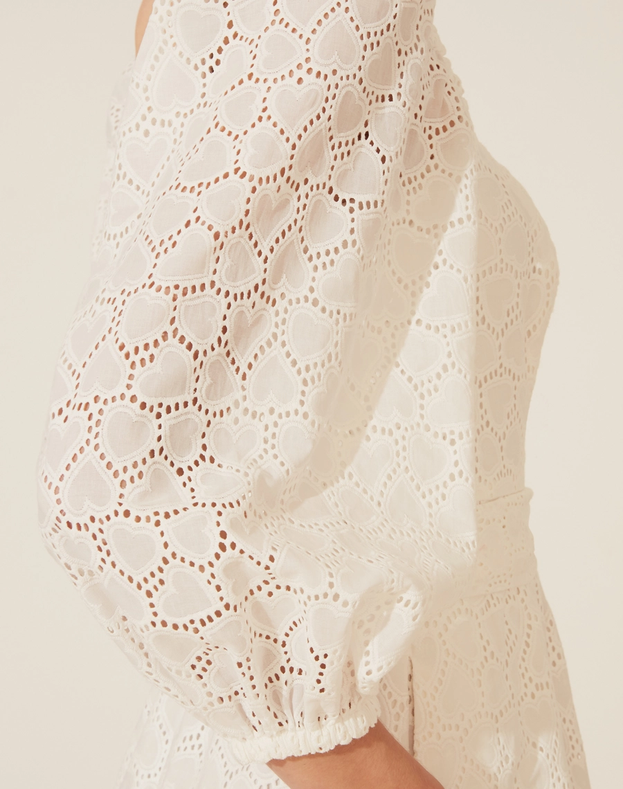 Vestido Midi Surya confeccionado em laise.<br/>
Com decote quadrado frontal e costas, com elástico interno. Possui mangas 3/4 bufantes, com babados e elástico no punho para um melhor caimento. <br/>
