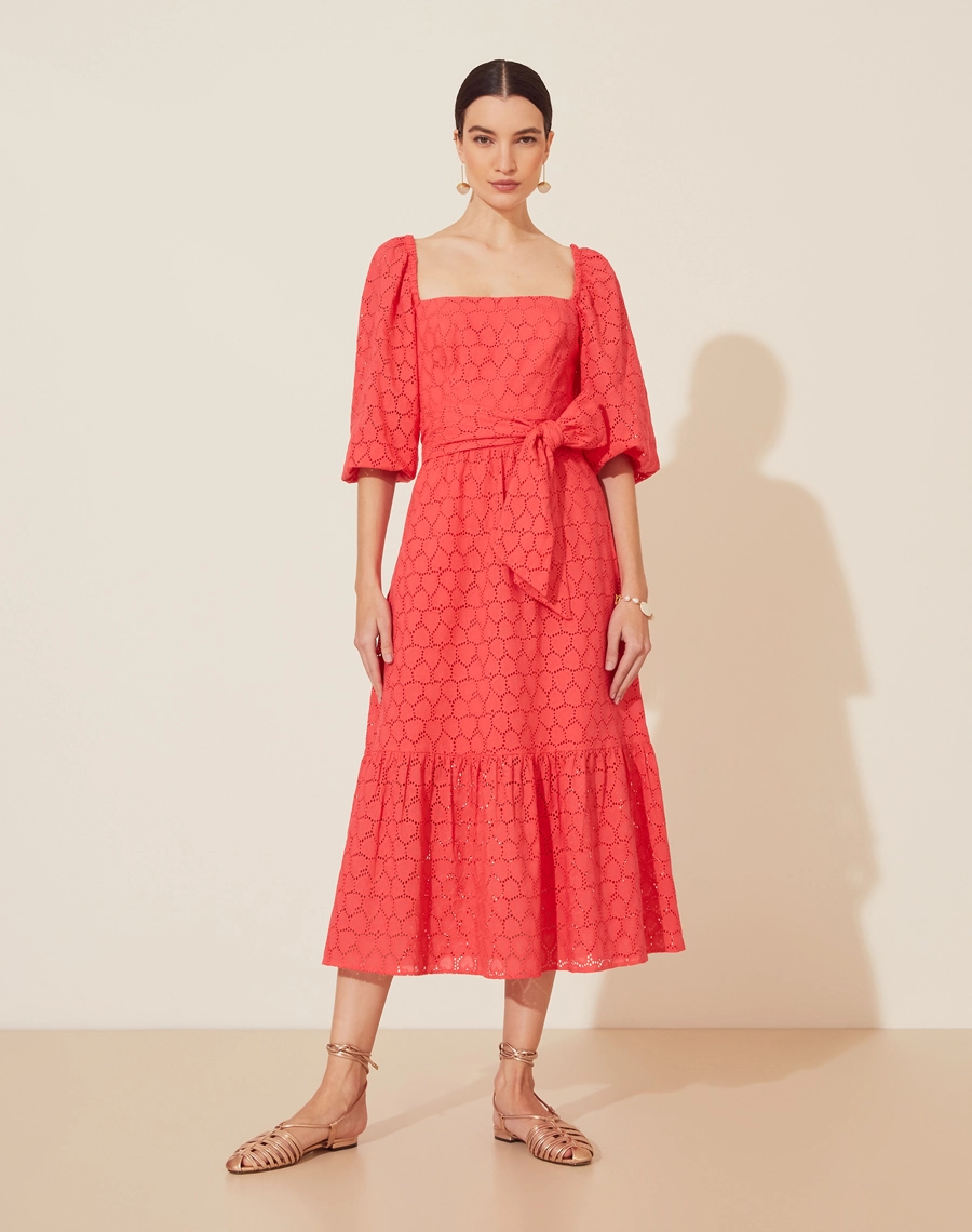 Vestido Midi Surya confeccionado em laise.<br/>
Com decote quadrado frontal e costas, com elástico interno. Possui mangas 3/4 bufantes, com babados e elástico no punho para um melhor caimento. <br/>
