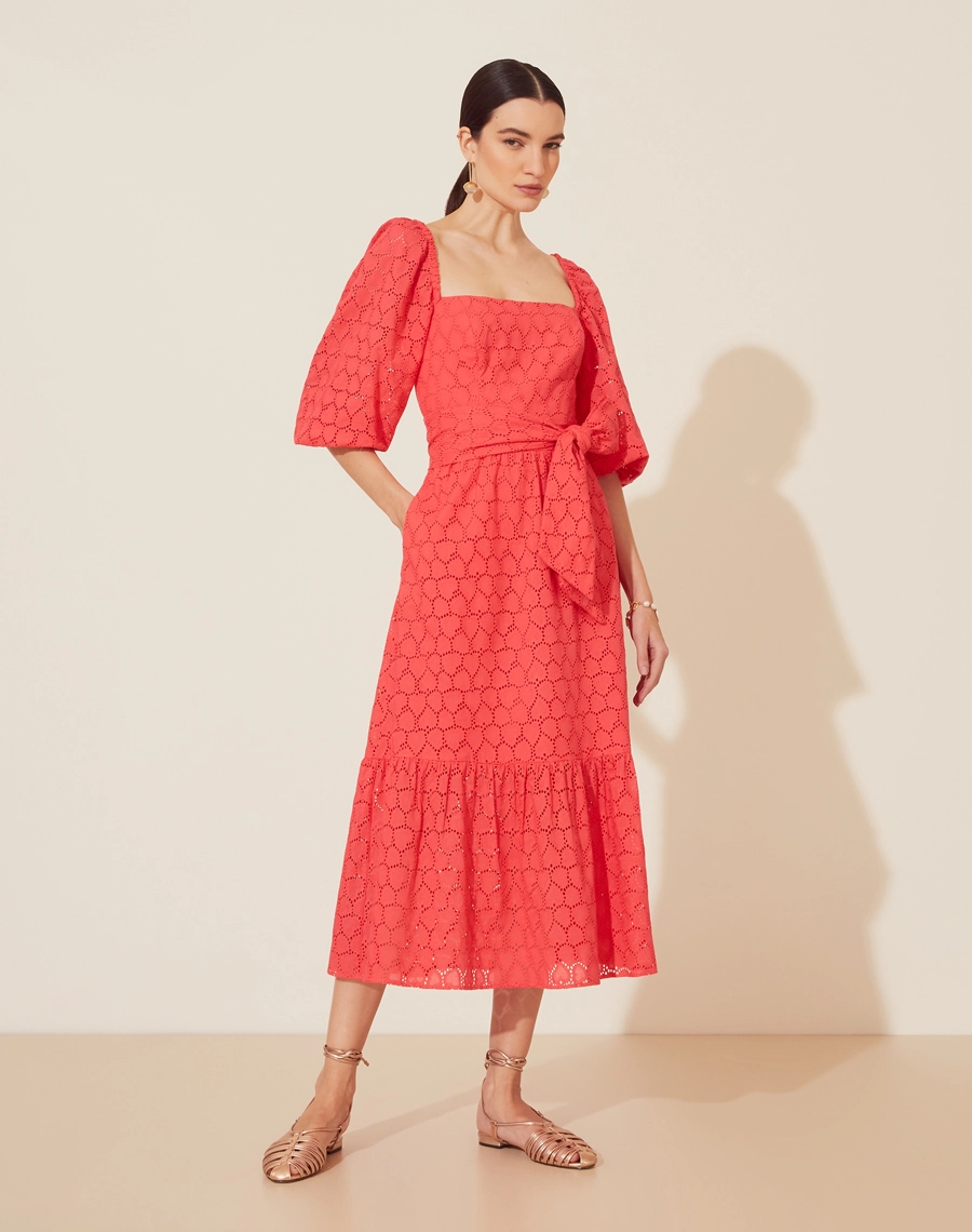 Vestido Midi Surya confeccionado em laise.<br/>
Com decote quadrado frontal e costas, com elástico interno. Possui mangas 3/4 bufantes, com babados e elástico no punho para um melhor caimento. <br/>
