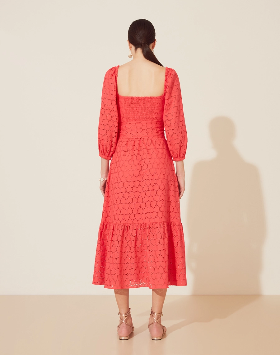 Vestido Midi Surya confeccionado em laise.<br/>
Com decote quadrado frontal e costas, com elástico interno. Possui mangas 3/4 bufantes, com babados e elástico no punho para um melhor caimento. <br/>
