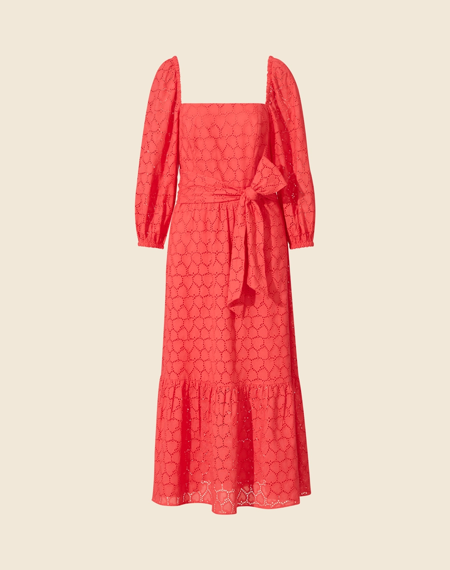 Vestido Midi Surya confeccionado em laise.<br/>
Com decote quadrado frontal e costas, com elástico interno. Possui mangas 3/4 bufantes, com babados e elástico no punho para um melhor caimento. <br/>
