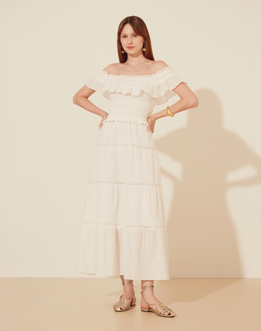 Vestido Longo Andara confeccionado em Laise. <br/>
Possui decote quadrado com detalhe de babados no decote e nas mangas. <br/>
Com lastex por toda a parte de cima deixando a peça mais acinturada e com um leve caimento evasê. <br/>
Possui Forro. <br/>