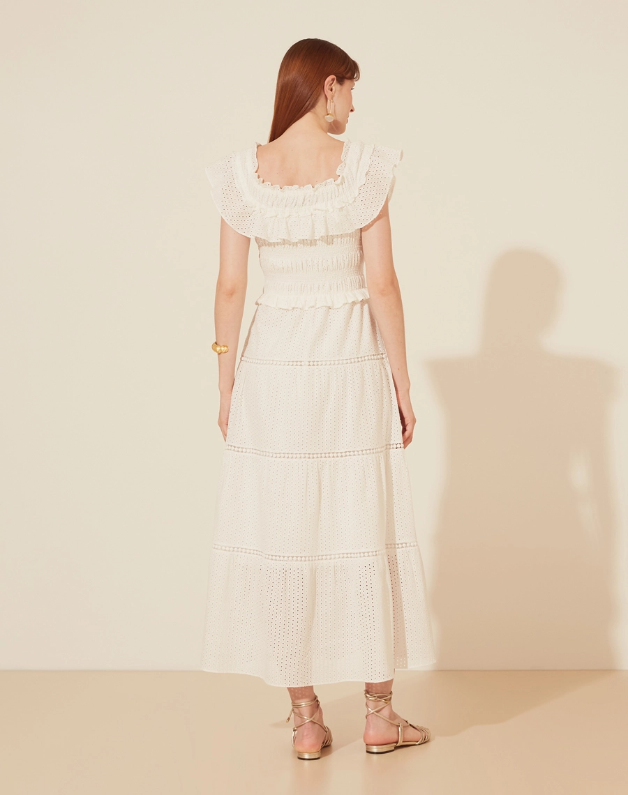 Vestido Longo Andara confeccionado em Laise. <br/>
Possui decote quadrado com detalhe de babados no decote e nas mangas. <br/>
Com lastex por toda a parte de cima deixando a peça mais acinturada e com um leve caimento evasê. <br/>
Possui Forro. <br/>