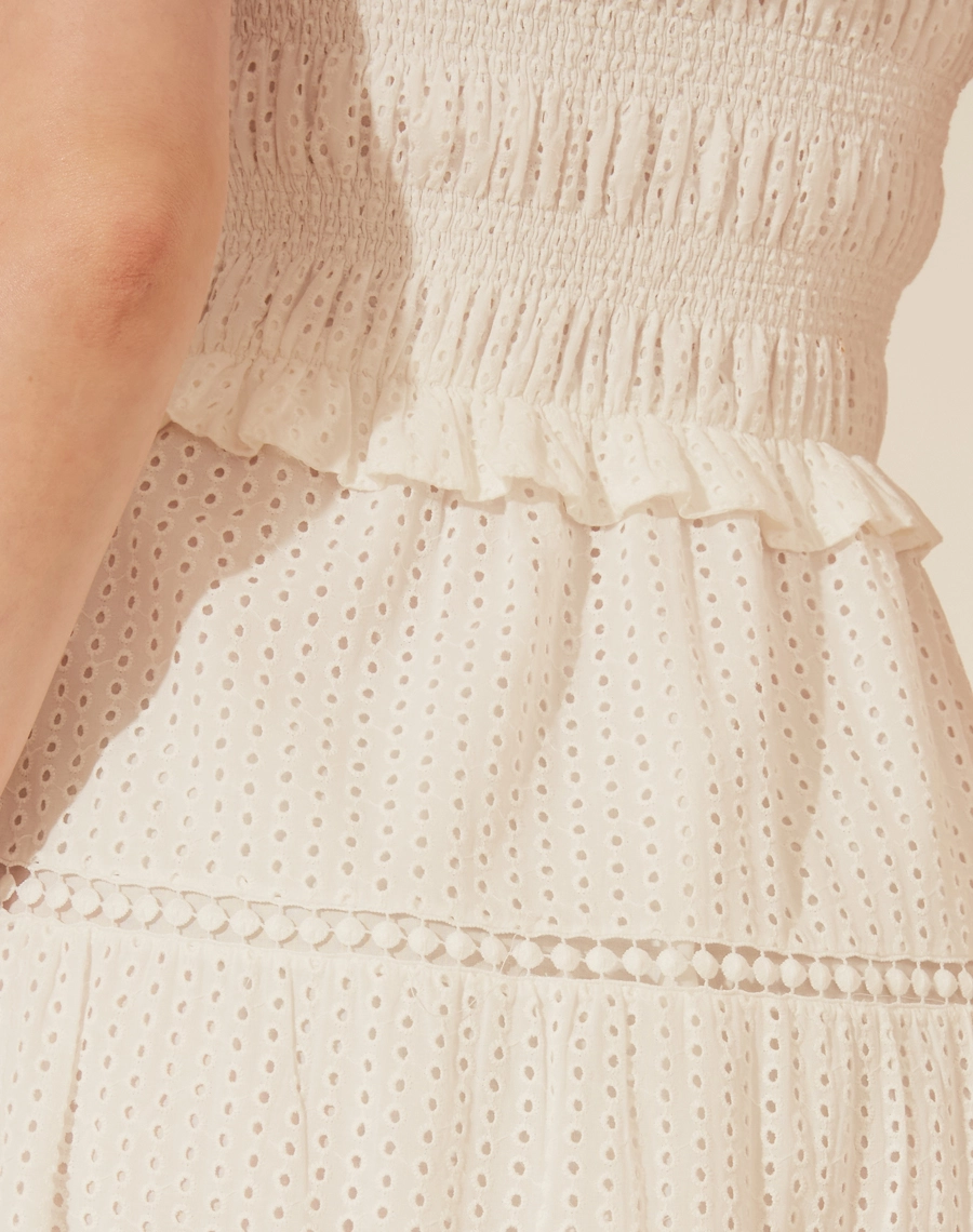 Vestido Longo Andara confeccionado em Laise. <br/>
Possui decote quadrado com detalhe de babados no decote e nas mangas. <br/>
Com lastex por toda a parte de cima deixando a peça mais acinturada e com um leve caimento evasê. <br/>
Possui Forro. <br/>