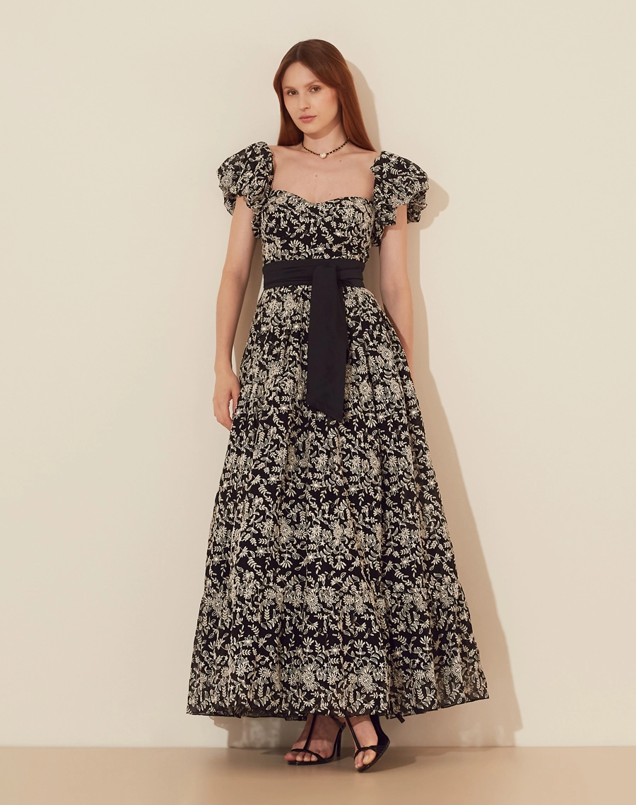 Vestido Longo Angelina confeccionado em tecido bordado. Possui decote coração e mangas ombro a ombro caído com elástico nas mangas para melhor caimento. Mangas curtas levemente bufante. 
