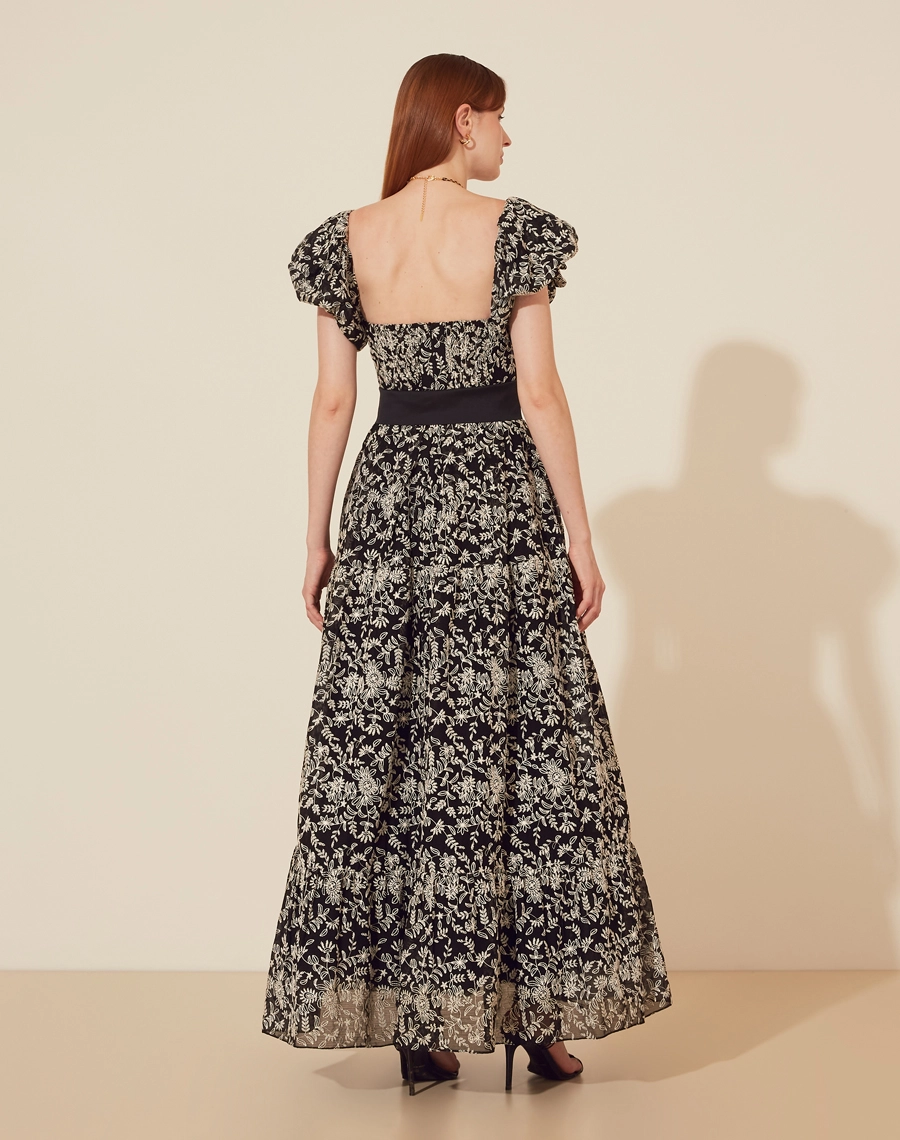 Vestido Longo Angelina confeccionado em tecido bordado. Possui decote coração e mangas ombro a ombro caído com elástico nas mangas para melhor caimento. Mangas curtas levemente bufante. 
