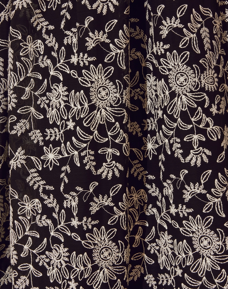 Vestido Longo Angelina confeccionado em tecido bordado. Possui decote coração e mangas ombro a ombro caído com elástico nas mangas para melhor caimento. Mangas curtas levemente bufante. 

