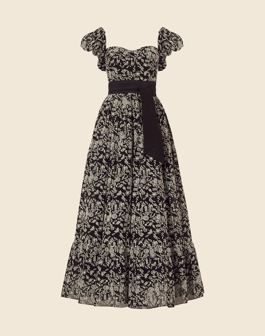 Vestido Longo Angelina confeccionado em tecido bordado. Possui decote coração e mangas ombro a ombro caído com elástico nas mangas para melhor caimento. Mangas curtas levemente bufante. 
