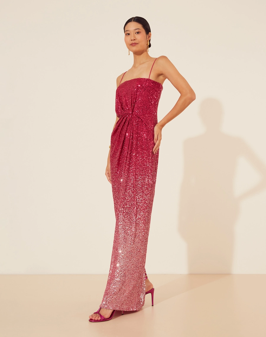 Vestido Longo Cristal confeccionado em Paetê. Com decote quadrado, alças finas, silhueta acinturada e fenda posterior. 
