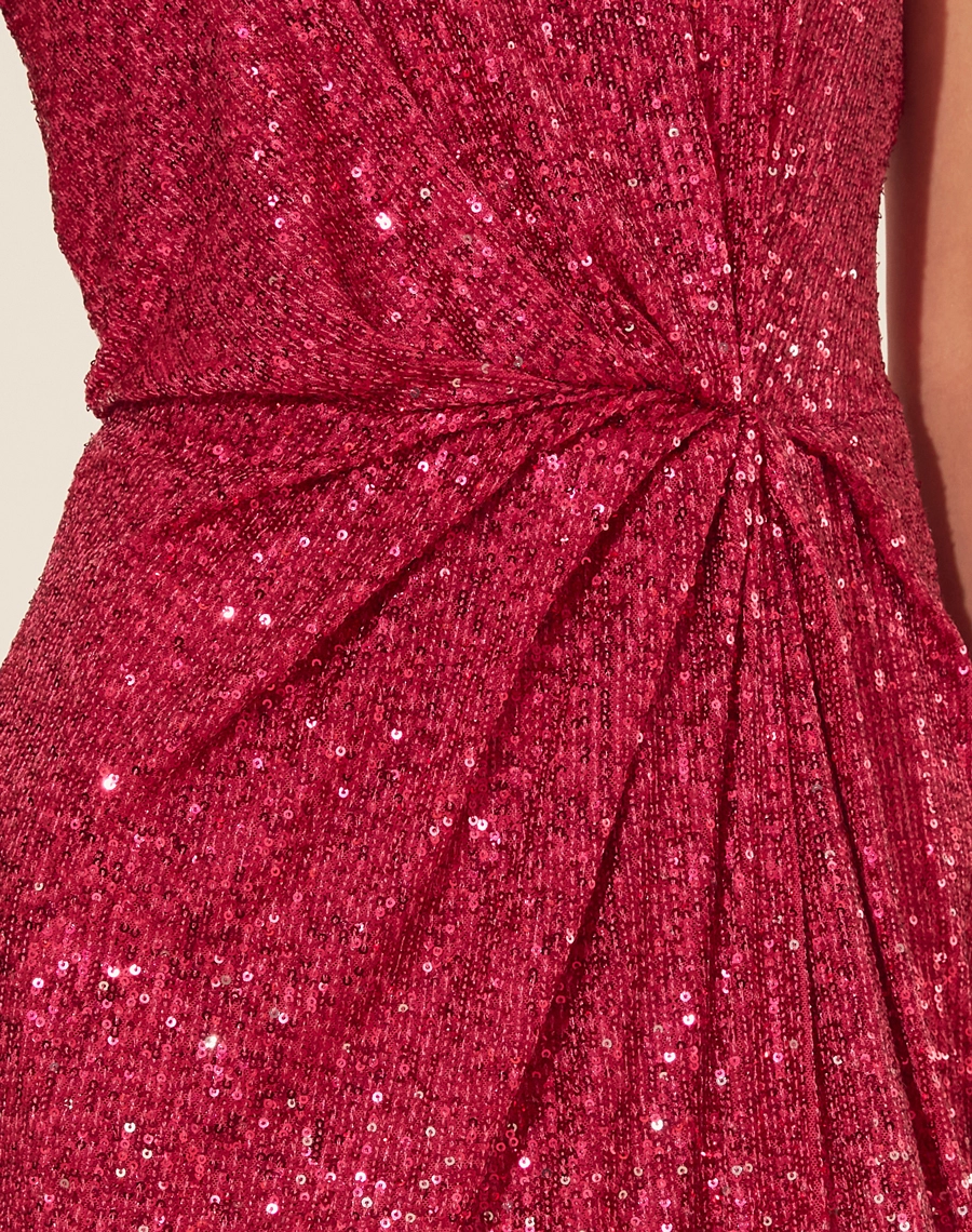 Vestido Longo Cristal confeccionado em Paetê. Com decote quadrado, alças finas, silhueta acinturada e fenda posterior. 
