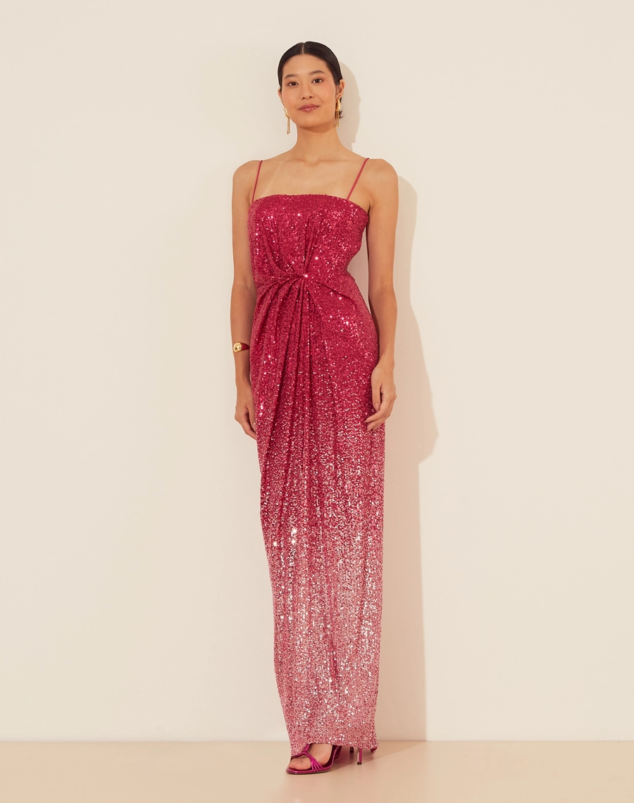 Vestido Longo Cristal confeccionado em Paetê. Com decote quadrado, alças finas, silhueta acinturada e fenda posterior. 
