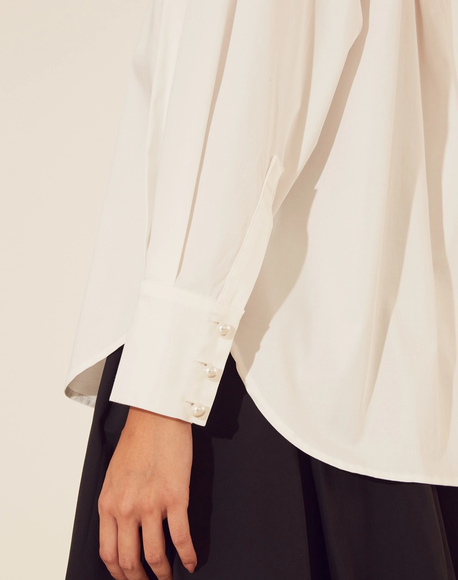 Camisa Adriana confeccionada em tricoline, um tecido de algodão leve e respirável, perfeito para o conforto diário.
