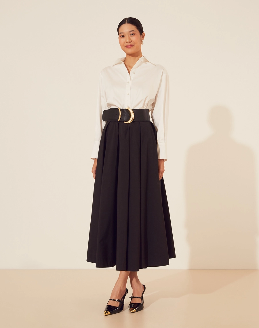 Camisa Adriana confeccionada em tricoline, um tecido de algodão leve e respirável, perfeito para o conforto diário.
