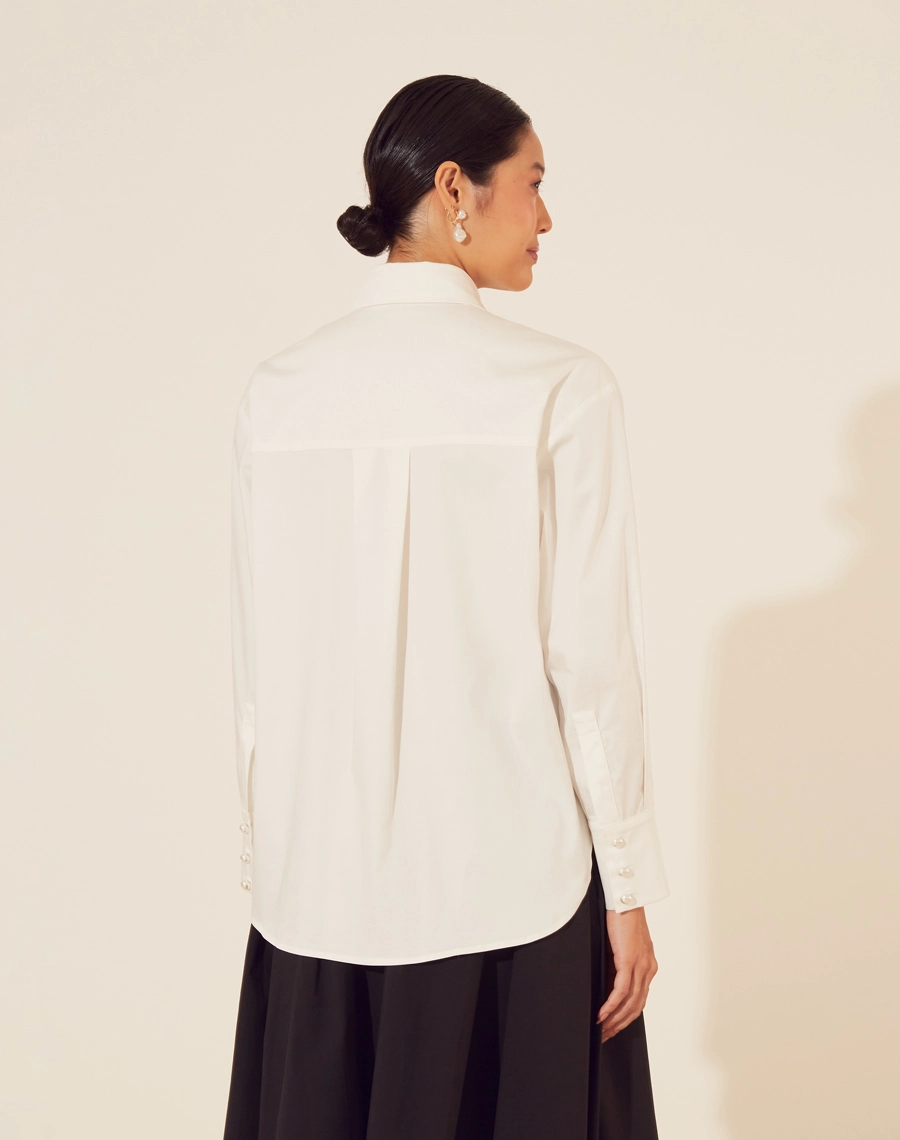 Camisa Adriana confeccionada em tricoline, um tecido de algodão leve e respirável, perfeito para o conforto diário.
