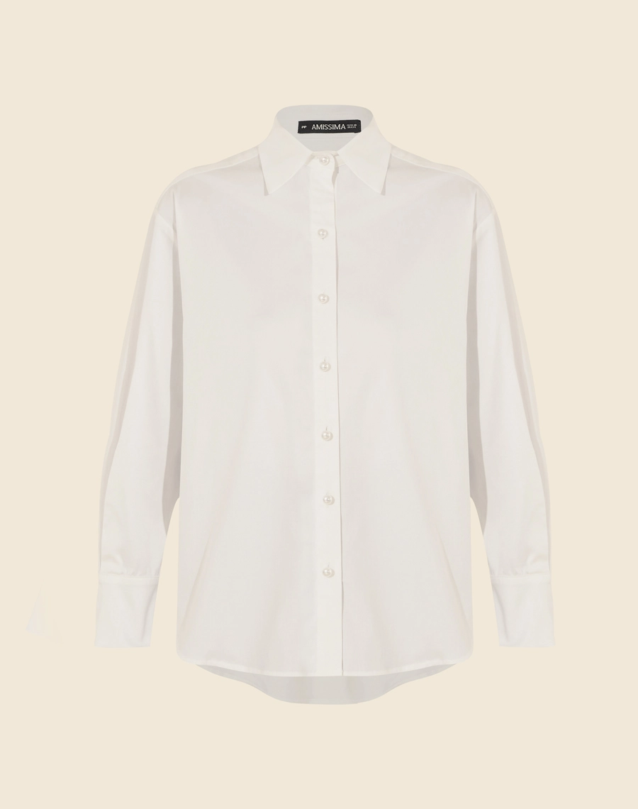 Camisa Adriana confeccionada em tricoline, um tecido de algodão leve e respirável, perfeito para o conforto diário.
