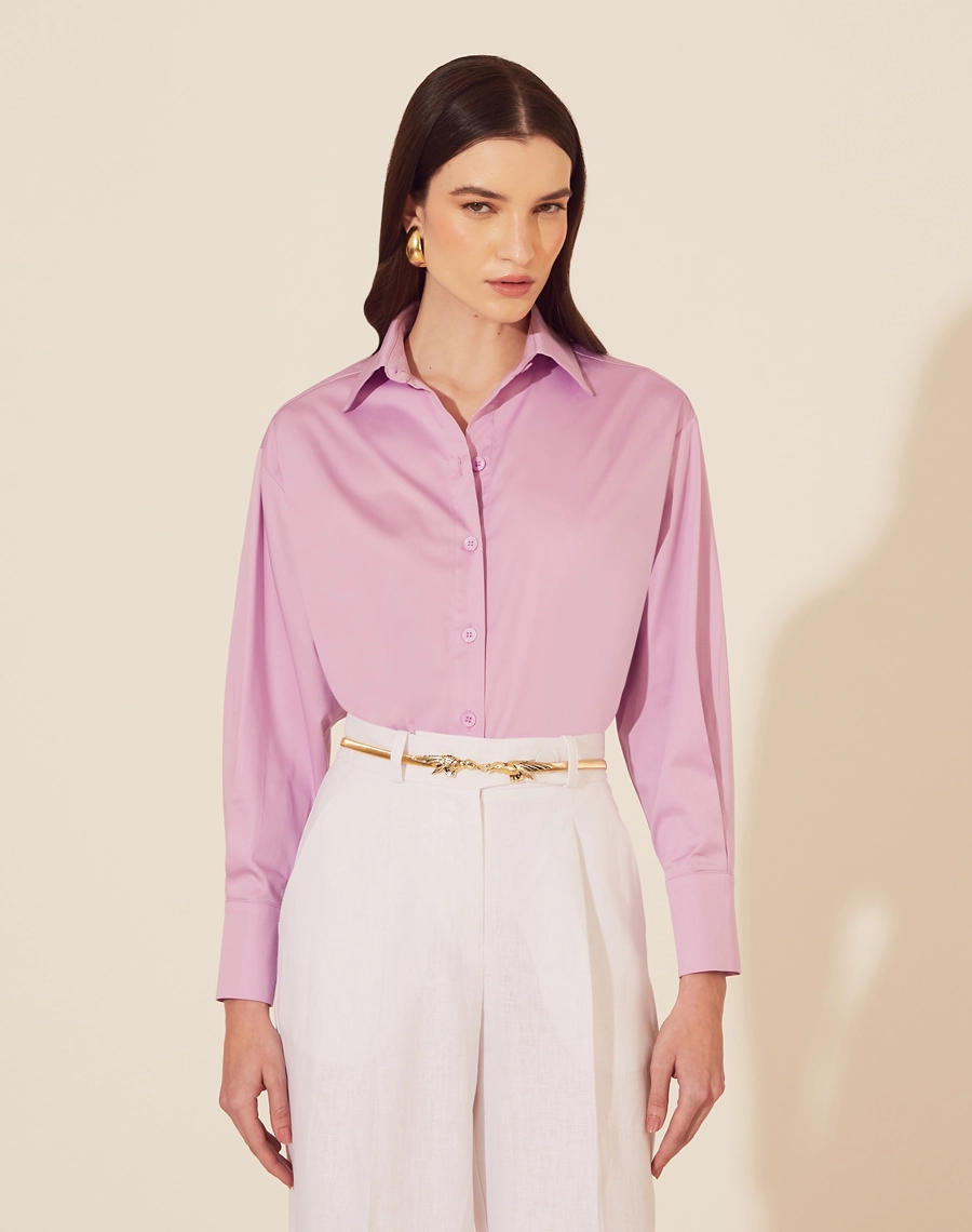 Camisa Adriana confeccionada em tricoline, um tecido de algodão leve e respirável, perfeito para o conforto diário.
