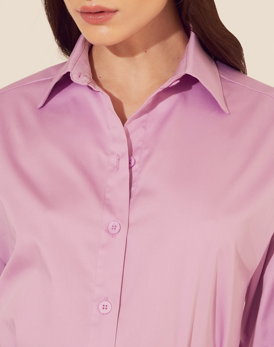 Camisa Adriana confeccionada em tricoline, um tecido de algodão leve e respirável, perfeito para o conforto diário.
