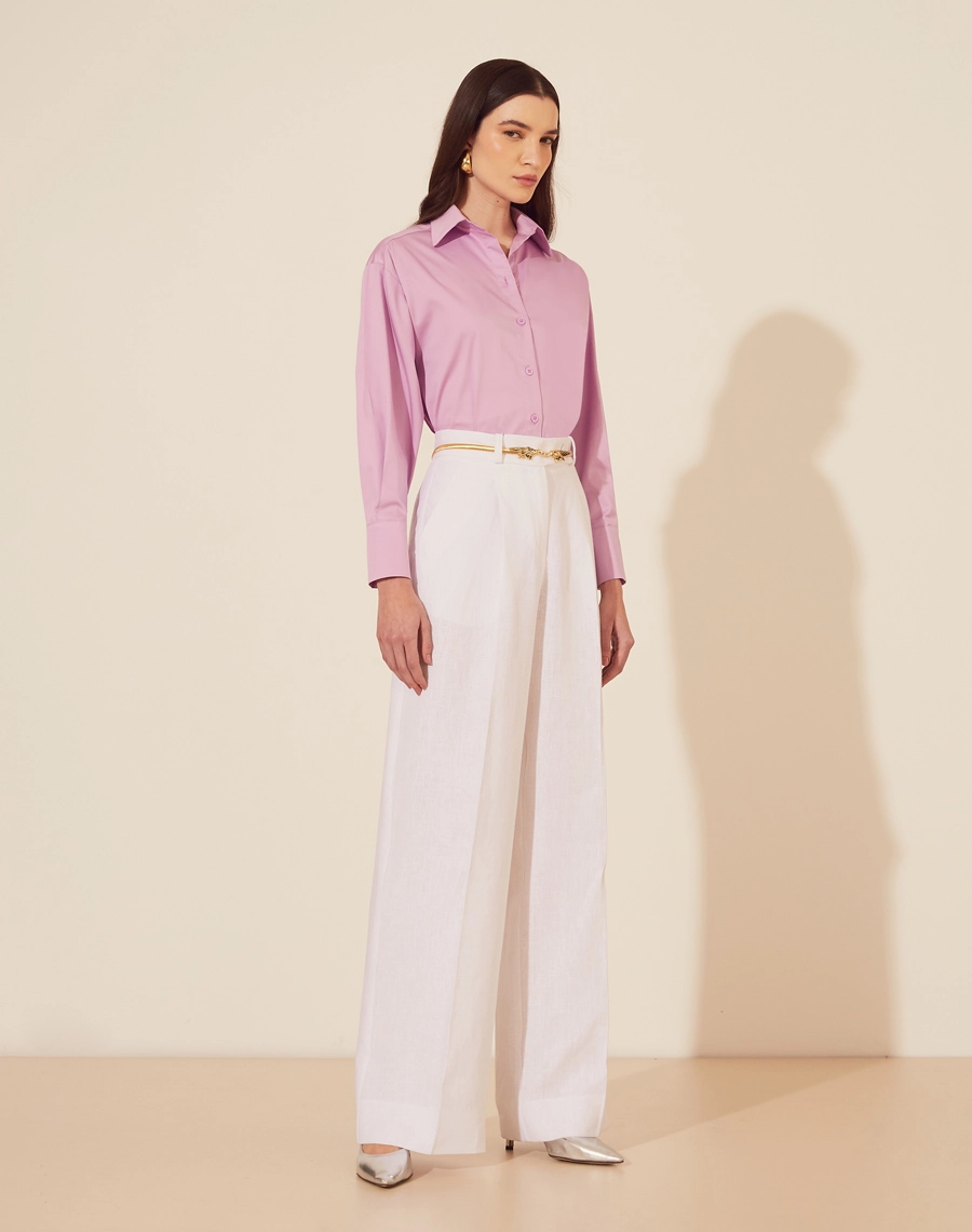 Camisa Adriana confeccionada em tricoline, um tecido de algodão leve e respirável, perfeito para o conforto diário.
