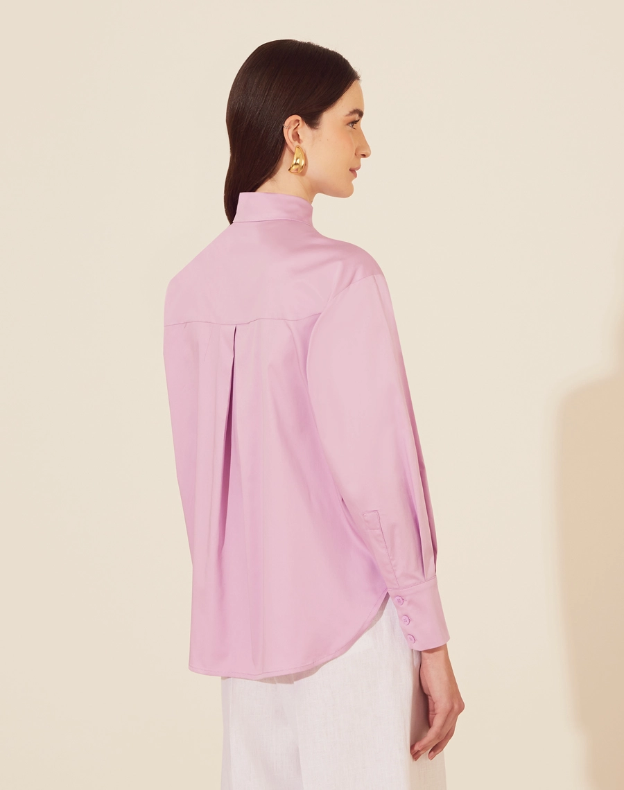 Camisa Adriana confeccionada em tricoline, um tecido de algodão leve e respirável, perfeito para o conforto diário.
