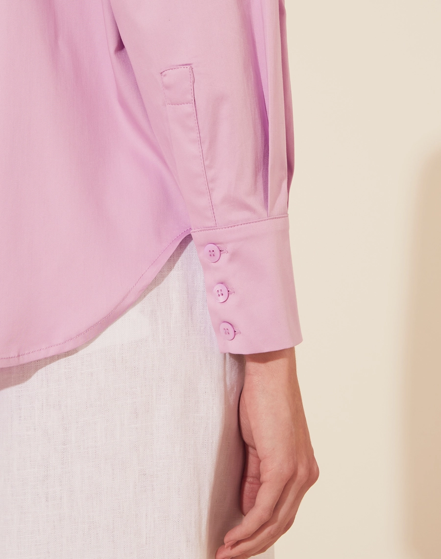 Camisa Adriana confeccionada em tricoline, um tecido de algodão leve e respirável, perfeito para o conforto diário.
