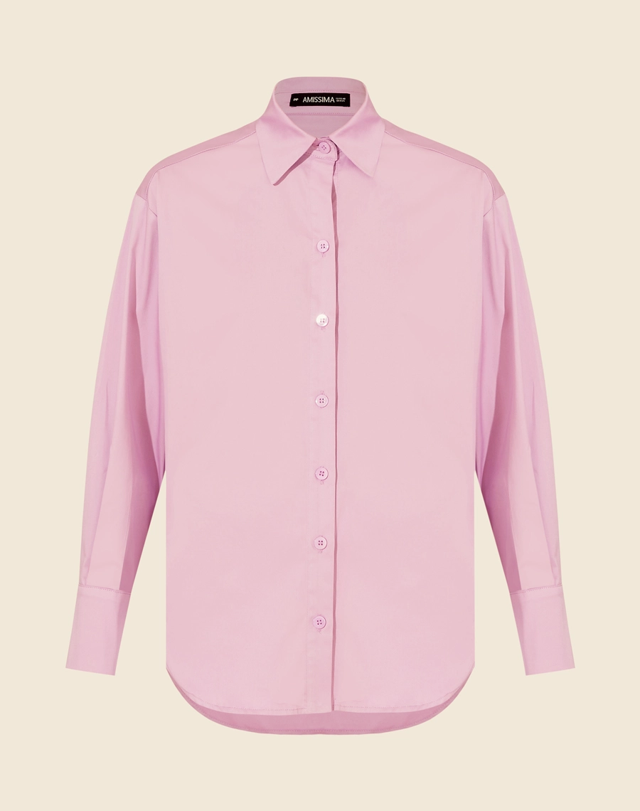 Camisa Adriana confeccionada em tricoline, um tecido de algodão leve e respirável, perfeito para o conforto diário.
