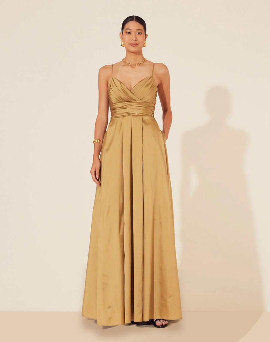 Vestido Longo Maite confeccionado em tafetá. Possui decote V com detalhe sobreposto e alças finas.
