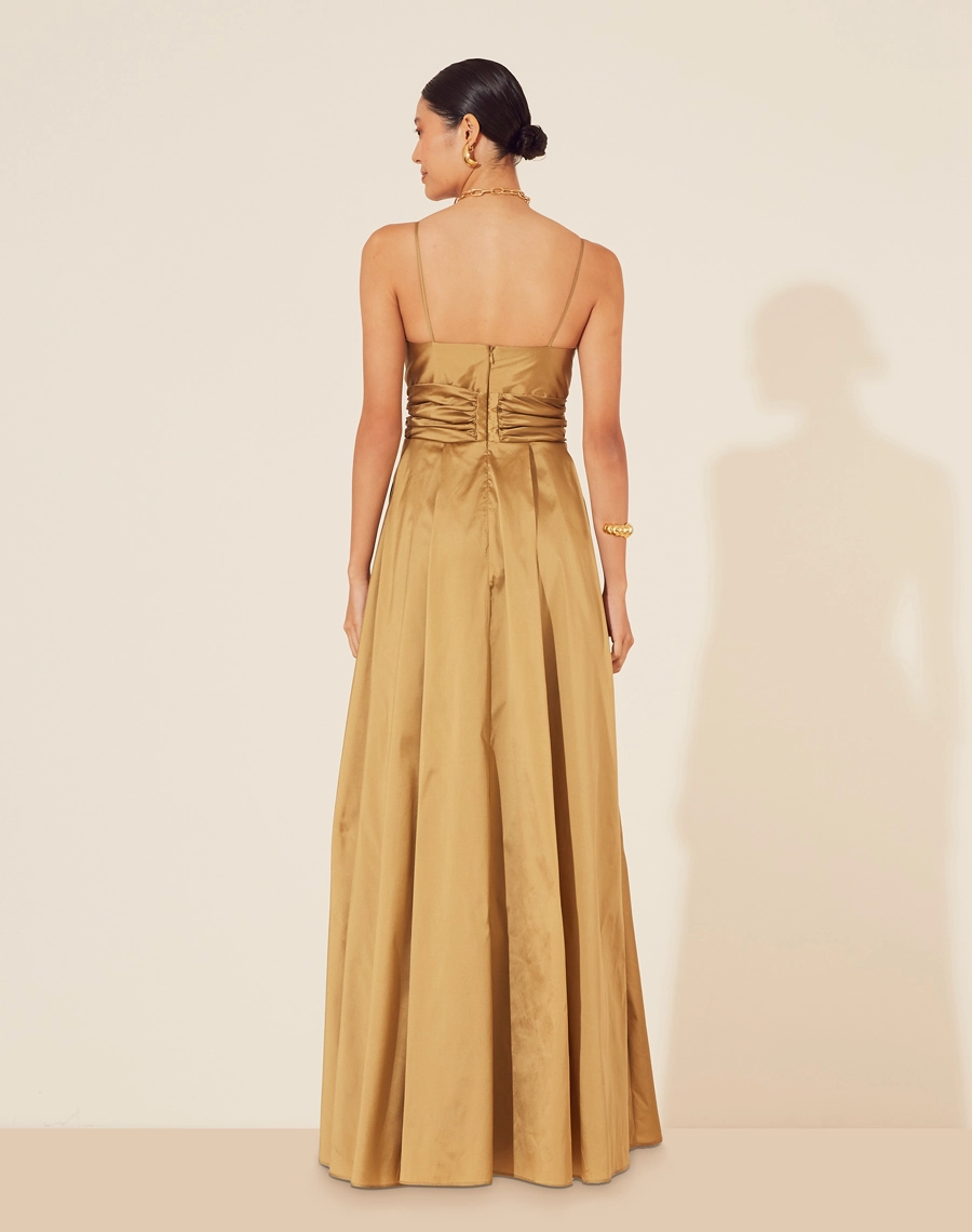 Vestido Longo Maite confeccionado em tafetá. Possui decote V com detalhe sobreposto e alças finas.