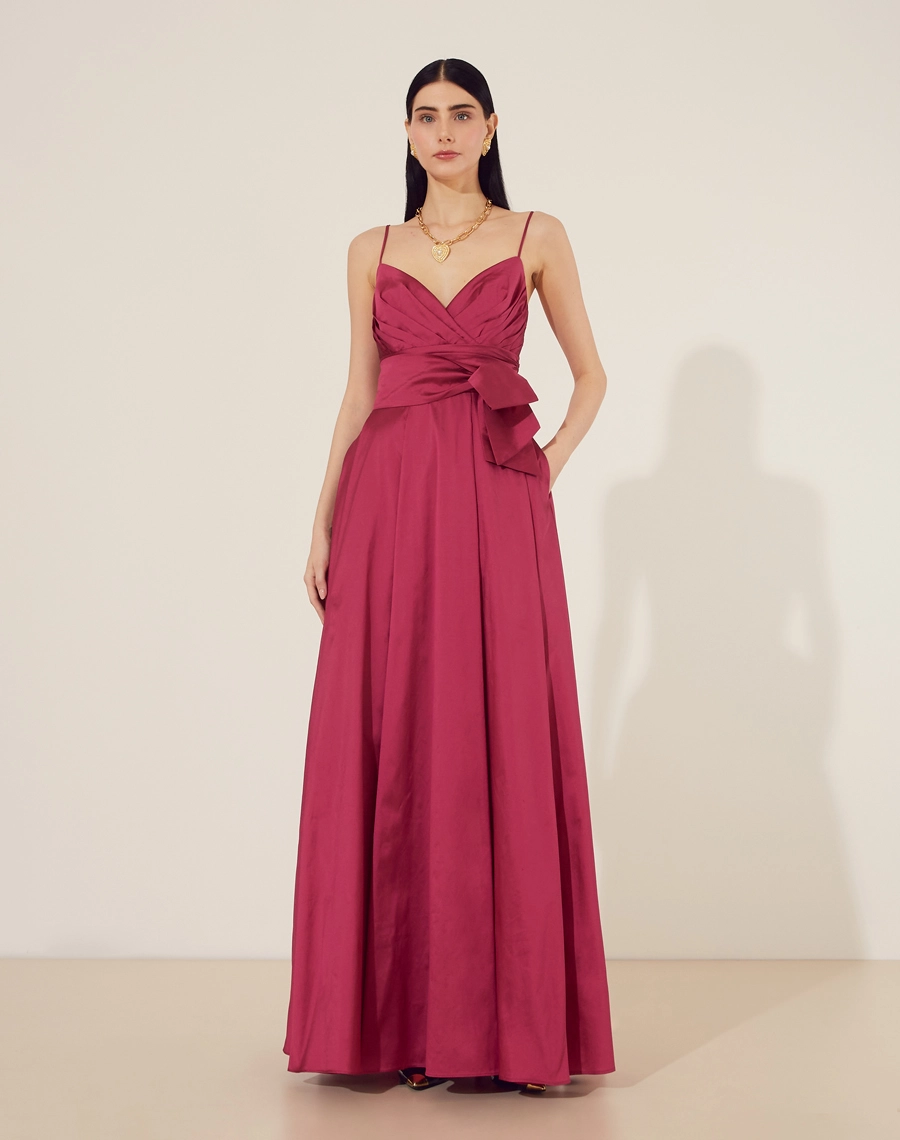 Vestido Longo Maite confeccionado em tafetá. Possui decote V com detalhe sobreposto e alças finas.