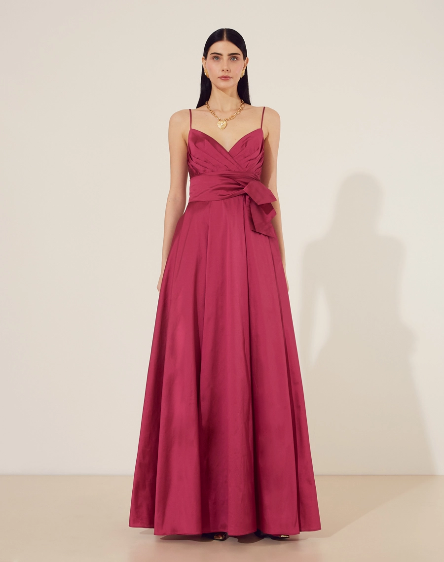 Vestido Longo Maite confeccionado em tafetá. Possui decote V com detalhe sobreposto e alças finas.