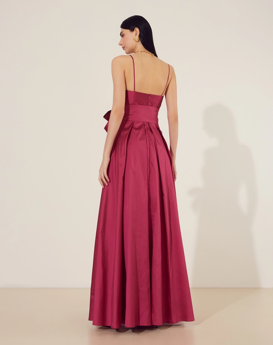 Vestido Longo Maite confeccionado em tafetá. Possui decote V com detalhe sobreposto e alças finas.
