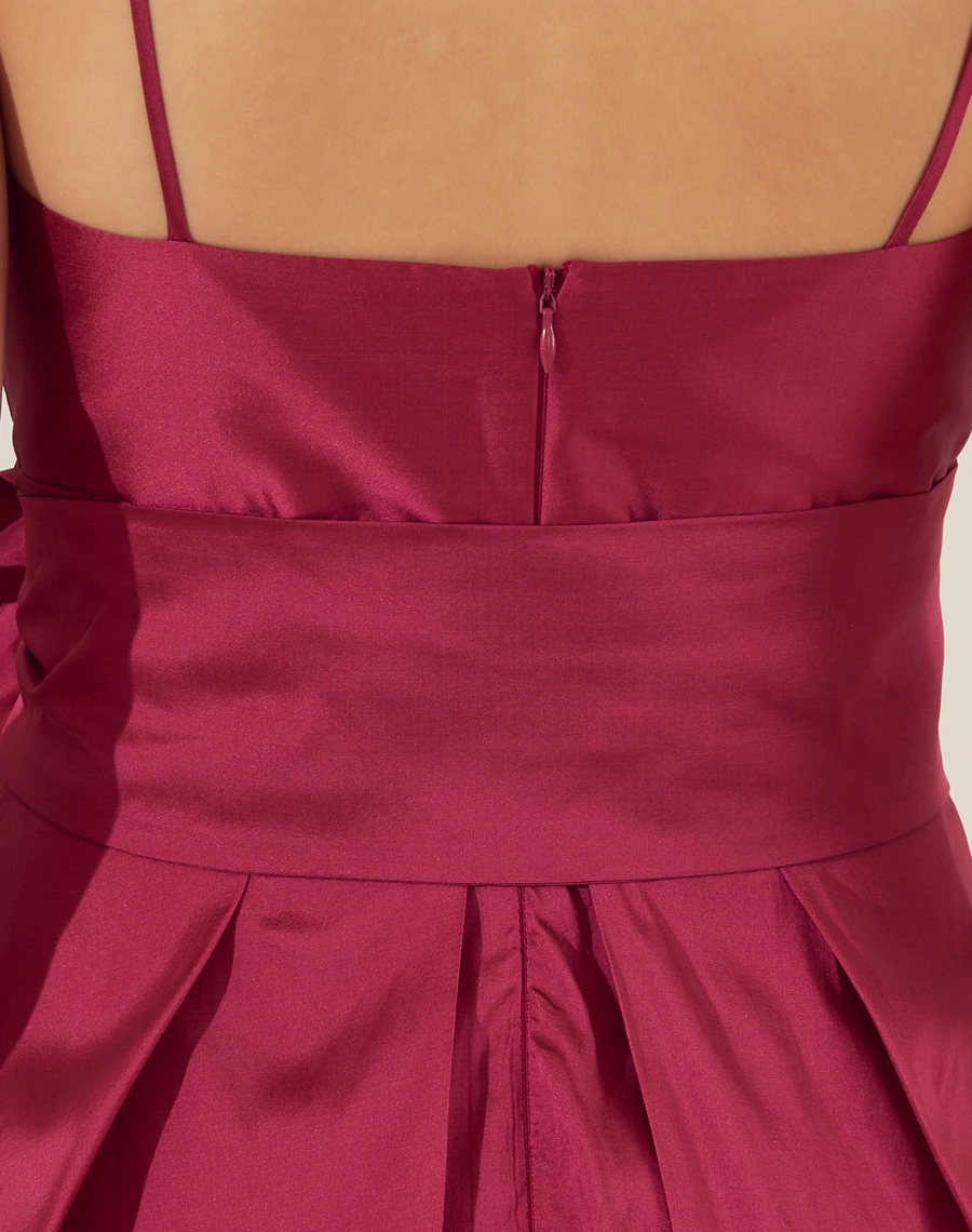 Vestido Longo Maite confeccionado em tafetá. Possui decote V com detalhe sobreposto e alças finas.