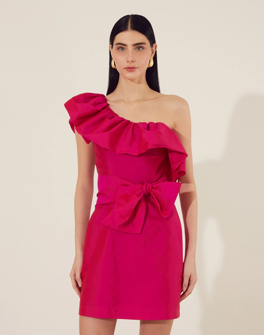 Vestido Curto Lucy é confeccionado em tafetá, um tecido acetinado e de leve estrutura. Com a clássica modelagem de um ombro a ombro com destaque para o maxi babado.