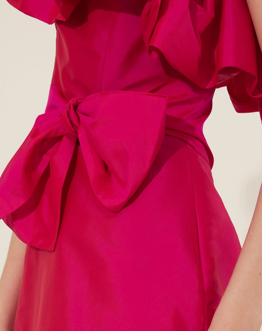 Vestido Curto Lucy é confeccionado em tafetá, um tecido acetinado e de leve estrutura. Com a clássica modelagem de um ombro a ombro com destaque para o maxi babado.