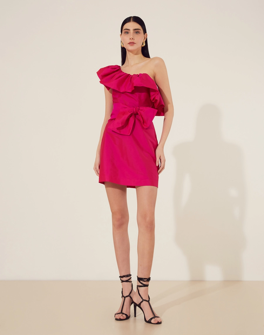 Vestido Curto Lucy é confeccionado em tafetá, um tecido acetinado e de leve estrutura. Com a clássica modelagem de um ombro a ombro com destaque para o maxi babado.