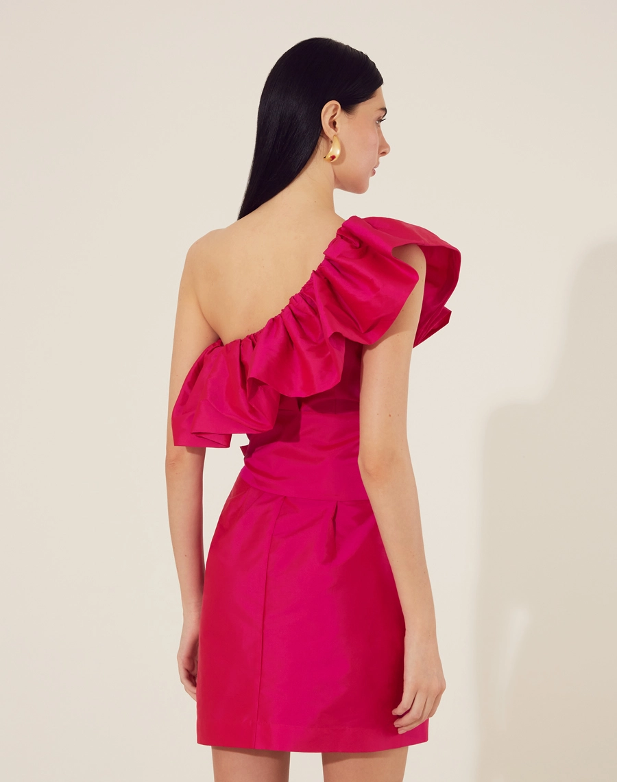 Vestido Curto Lucy é confeccionado em tafetá, um tecido acetinado e de leve estrutura. Com a clássica modelagem de um ombro a ombro com destaque para o maxi babado.