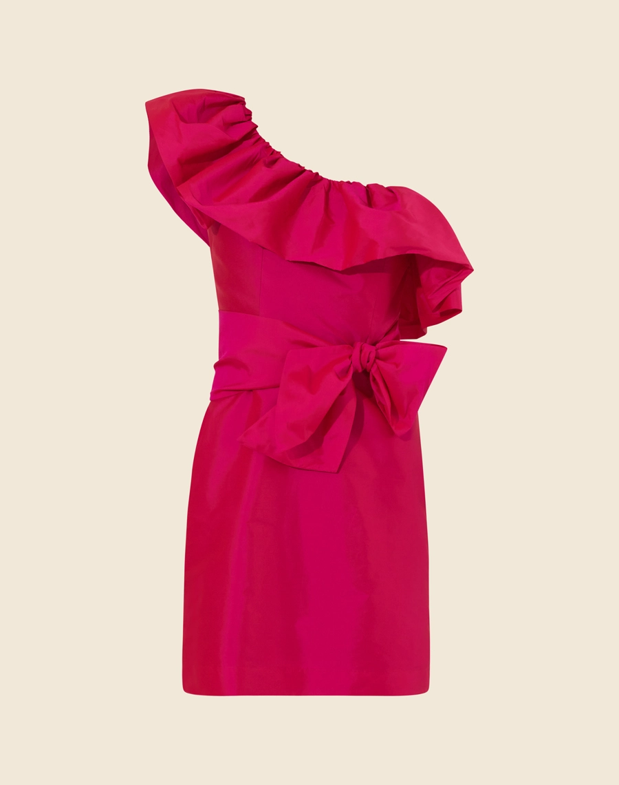 Vestido Curto Lucy é confeccionado em tafetá, um tecido acetinado e de leve estrutura. Com a clássica modelagem de um ombro a ombro com destaque para o maxi babado.