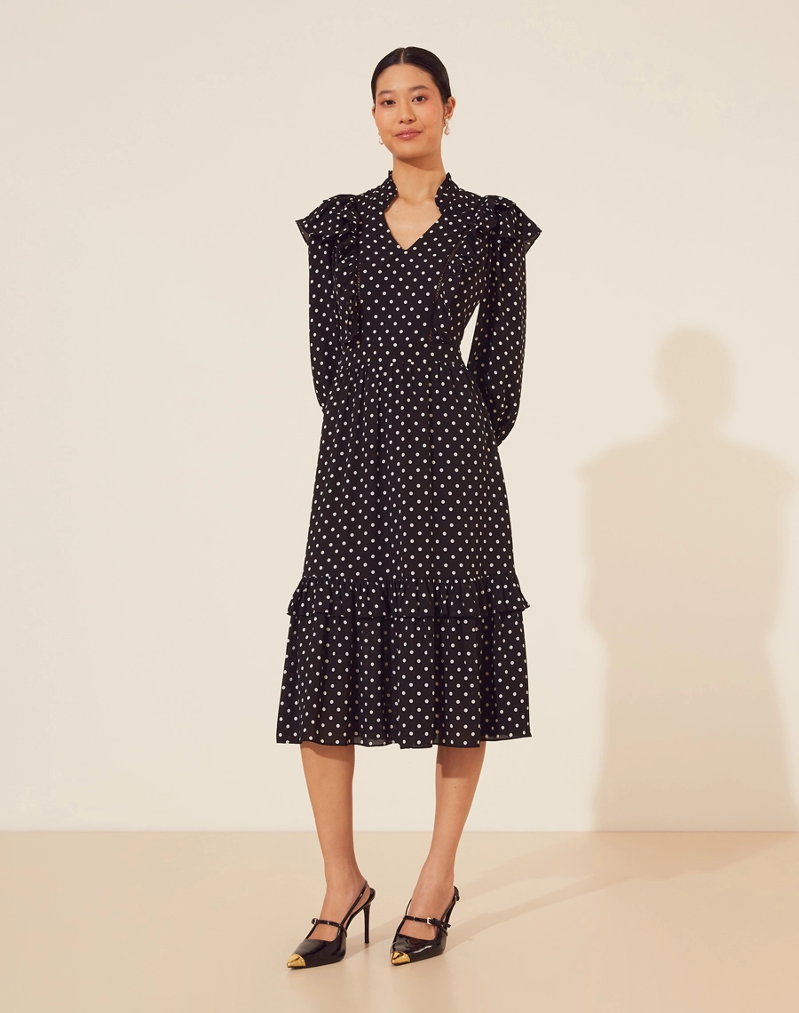 Vestido Midi Eliana confeccionado em crepinho. Com gola redonda e decote V, recorte no busto com detalhe de babados, possui detalhe de lástex na cintura dando efeito de franzidos e deixando a silhueta acinturada.