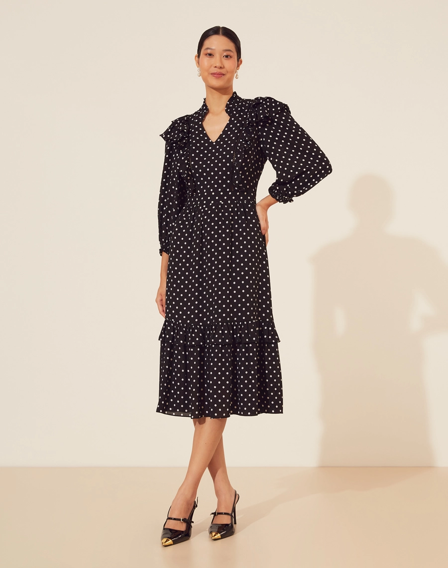 Vestido Midi Eliana confeccionado em crepinho. Com gola redonda e decote V, recorte no busto com detalhe de babados, possui detalhe de lástex na cintura dando efeito de franzidos e deixando a silhueta acinturada.
