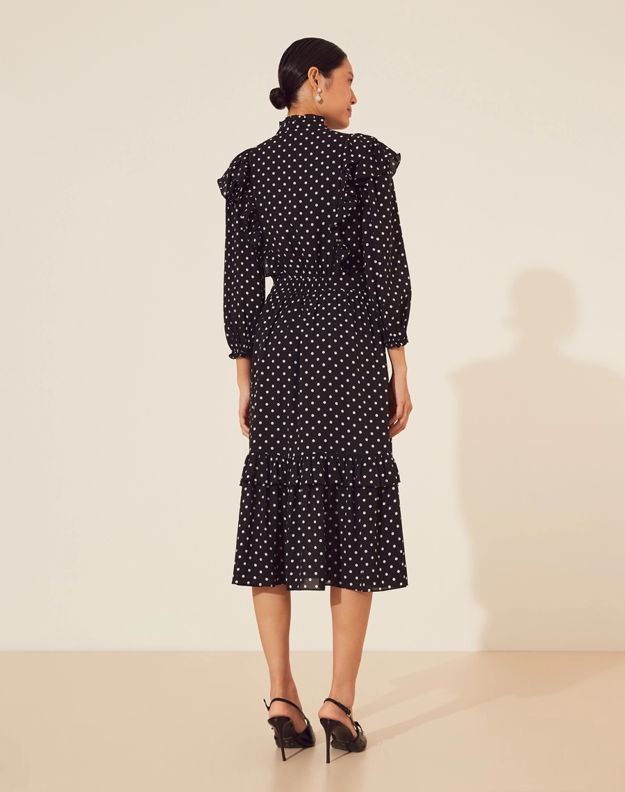 Vestido Midi Eliana confeccionado em crepinho. Com gola redonda e decote V, recorte no busto com detalhe de babados, possui detalhe de lástex na cintura dando efeito de franzidos e deixando a silhueta acinturada.